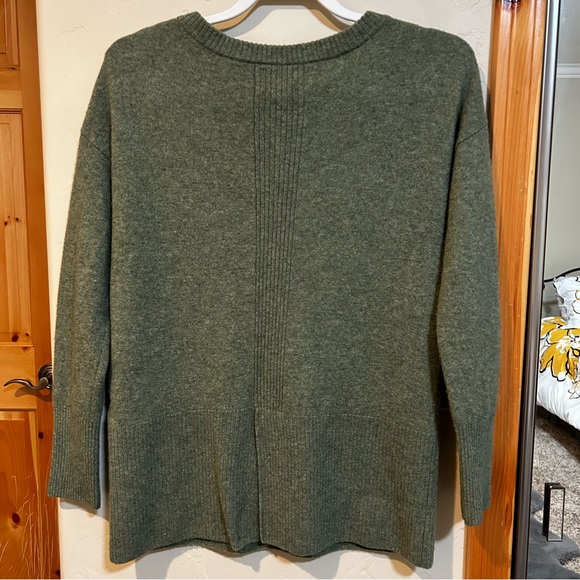 Nicole Miller 100% Cashmere Olive Crew Neck Sweater - Picture 3 of 7